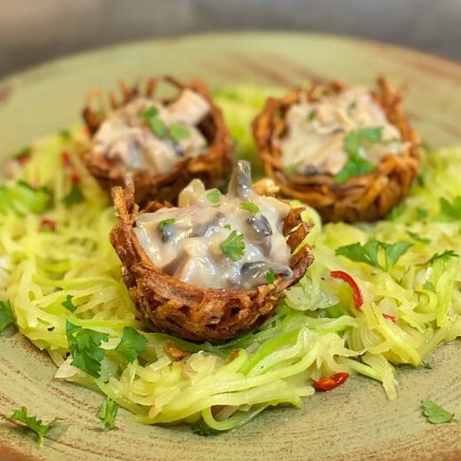 Scharfe Zucchininudeln dazu Kartoffelnester mit Hähnchenragout
