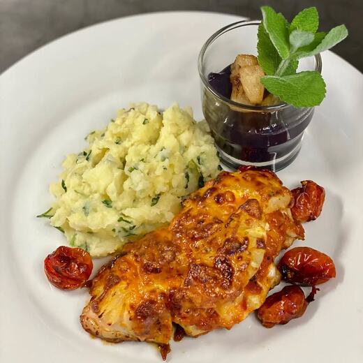 Hähnchenbrust überbacken dazu Petersilien-Kartoffelstampf und gegrillte Tomaten