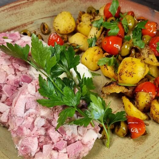 Sülze mit Bratkartoffeln mit Remoulade