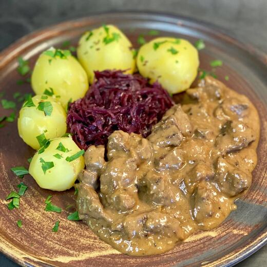 Fruchtiger Wildgulasch mit Äpfeln und Orangen dazu Rotkohl und Salzkartoffeln
