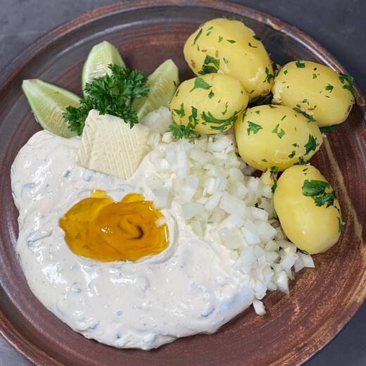 Sahne-Kräuter-Quark mit Leinöl, Gurke, Butter, Zwiebeln und Kartoffeln