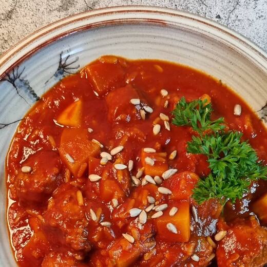 Feuriger Tomatentopf mit Hackfleischbällchen, Reis, Zucchini und Gartenkräutern