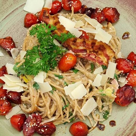 Vollkorn-Spaghetti in Käse-Sahne-Soße mit Jagdwurst, frischen Kräutern, Kirschtomaten und…