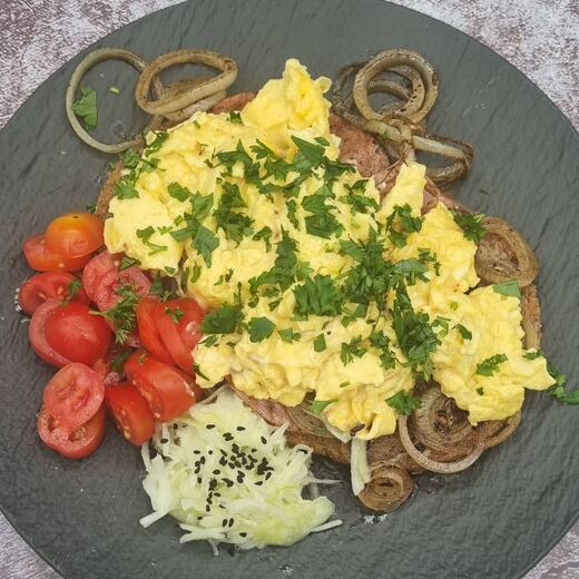 Deftiges Frühstück mit Rührei