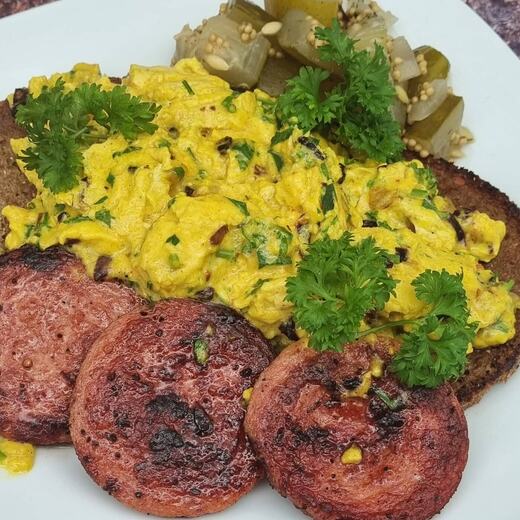 Käse-Kräuter-Rührei mit Kurkuma und braunen Zwiebeln