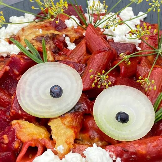 Rote Nudeln mit Zwiebelaugen