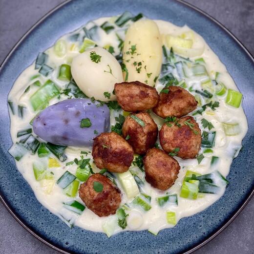 Mit einer feinen Sahnesauce und Hackfleischbällchen