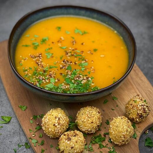 Kürbissuppe mit Falafel-Sesam-Bällchen