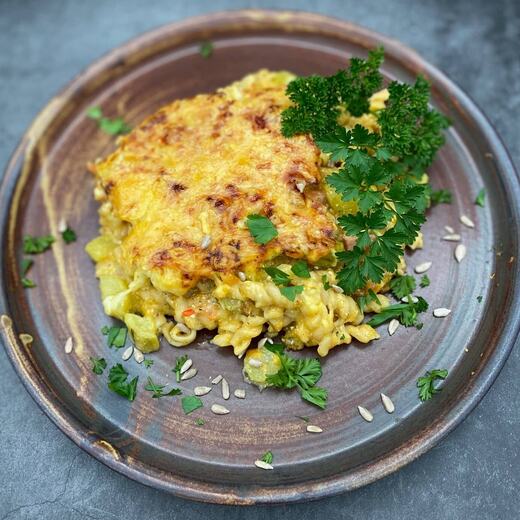 Kürbis-Nudelauflauf mit Pfefferfleisch, Gurke, Gorgonzola und Dinkelnudeln im Ofen mit…