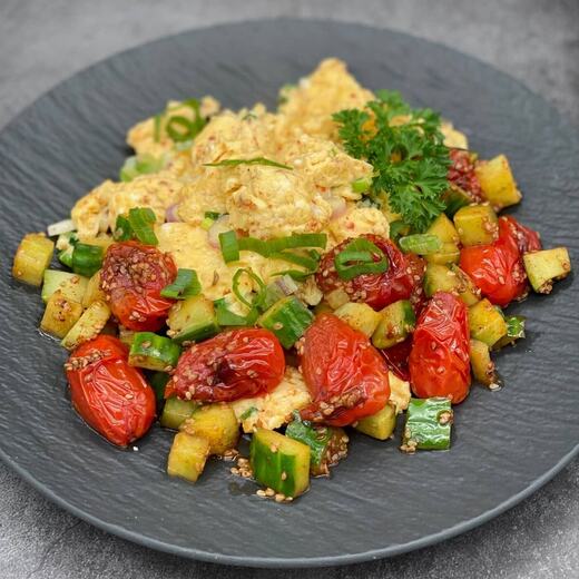 Rührei mit Chili, Tomaten und Gurke zum Abendessen