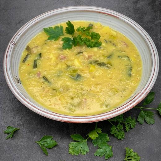 Senfsuppe mit Porree und Wellfleisch