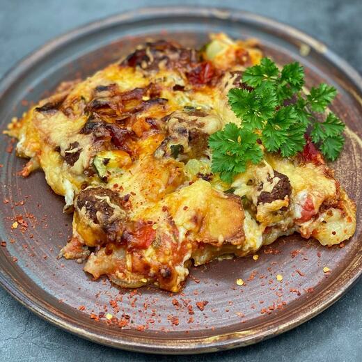 Kartoffelpizza mit Fleischbällchen und viel Käse