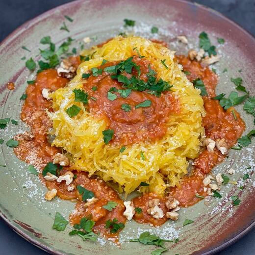 Spaghetti Kürbis mit einer fruchtig scharfen Tomaten-Kartoffel-Soße und Parmesan