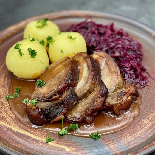 Wildschweinrücken mit einer weihnachtlichen Rotweinsauce und Kartoffelklößen
