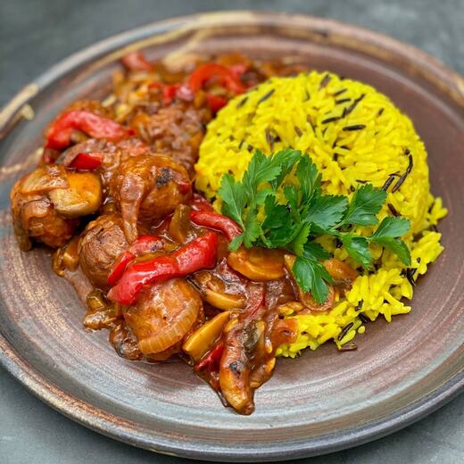 Pikante Fleischklößchen in einer Tomatensauce mit ganz viel Paprika, Champignons und Zwiebeln