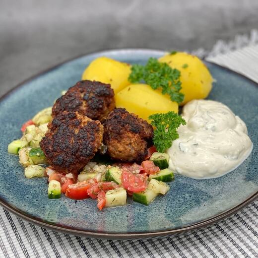 Bouletten [Hackfleisch, Gewürzgurken, Meerrettich, Senf, Tomatenmark, Ei]