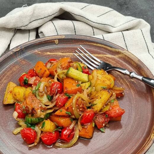 Bunte Pfanne - Muskatkürbis, Tomate, Gurke, Kartoffel und Zwiebel mit etwas Sesam in…