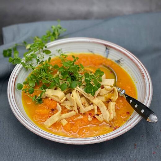 Kürbissuppe mit Keto-Nudeln und Vogelmiere
