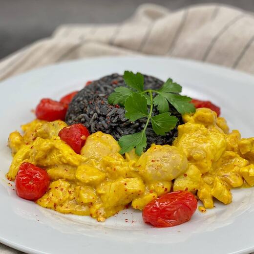 Schwarzer Reis mit Hähnchencurry