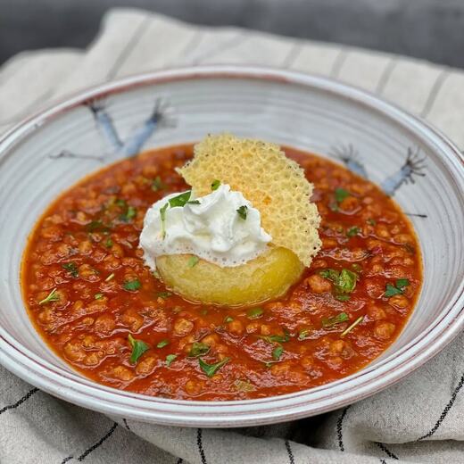 Tomatensuppe mit Sonnenblumenhack, Sahne und Käsechip