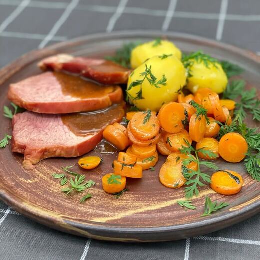 Kassler mit einer Bratensoße aromatisiert mit Zitrone & Honig