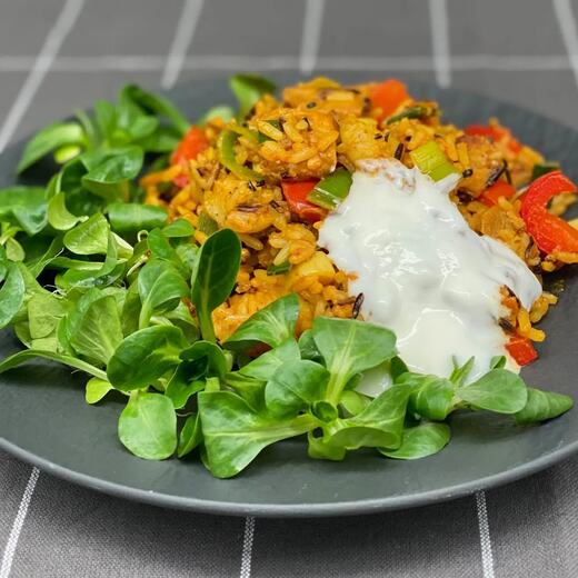 Pikante WildReispfanne mit Paprika, Zucchini, Lauch, Schweinefleisch, Feldsalat, Joghurt…