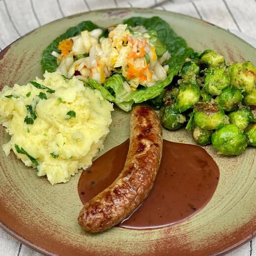 Wildbratwurst auf Rotwein-Braten-Soße an gartenfrischem Rosenkohl und Kartoffelstampf