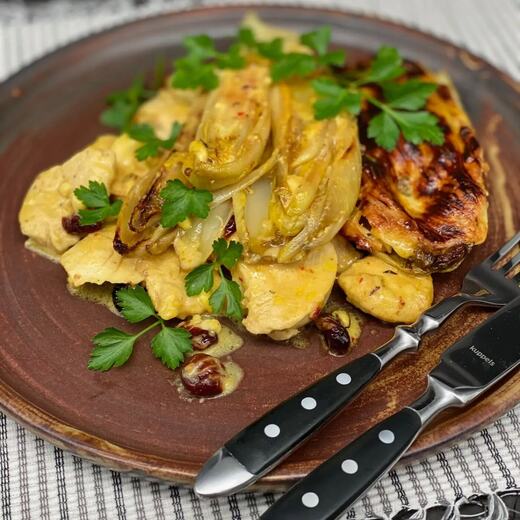Überbackener Chicorée mit Hähnchenbruststreifen, Cranberries und einer Käse-Thymian-Sauce