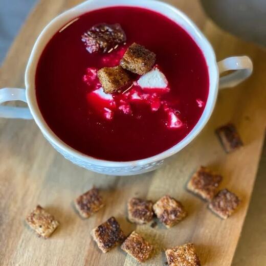 Rote Beete Suppe mit Schwarzbrot-Croutons und Schafskäse