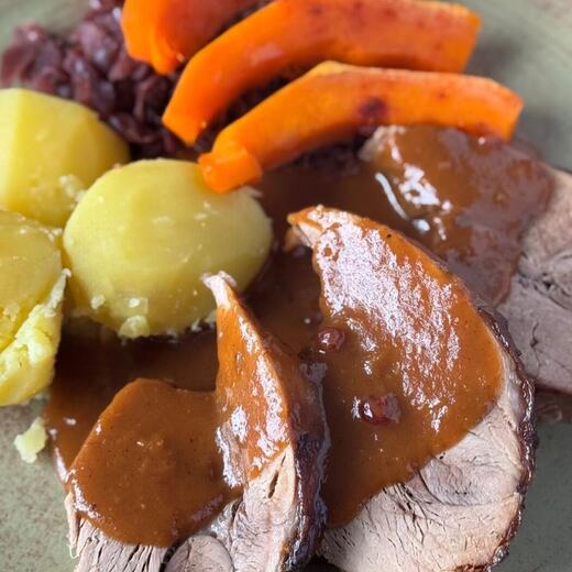 Wildschweinkeule am Knochen im Backofen gebraten, Preiselbeer-Rahm-Sauce, Apfelrotkohl…