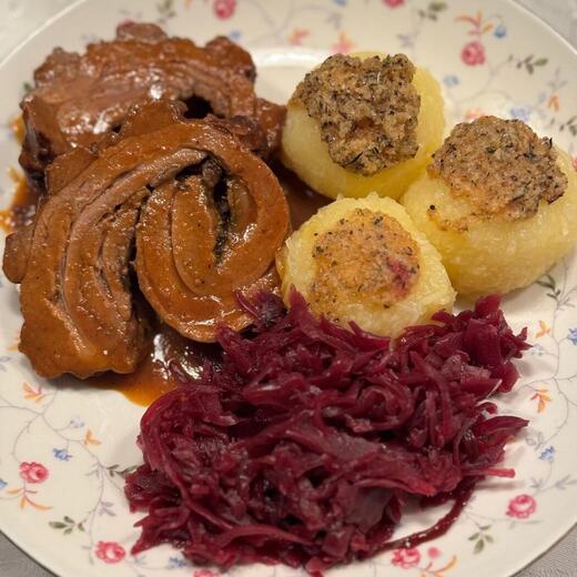 Hirschrolle mit Kartoffelklößen unter einem Häubchen aus gesemmelter Kräuterbutter