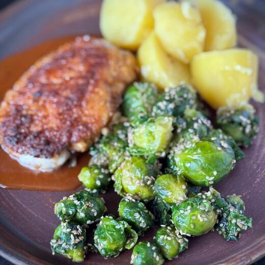 Cordon bleu mit Kartoffeln, buttrigem Sesam-Rosenkohl und Portweinsoße