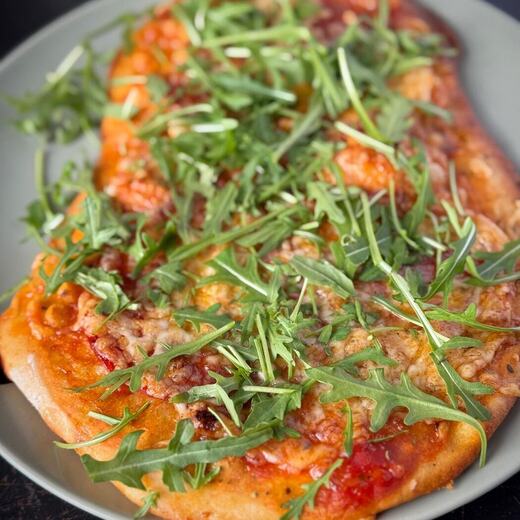 Feurig scharfe Salami-Pizza mit Rucola