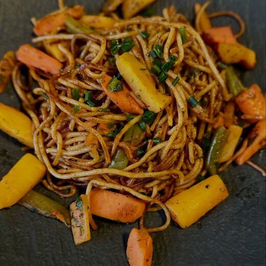 Knusprig gebratene Spaghetti mit buntem Gemüse