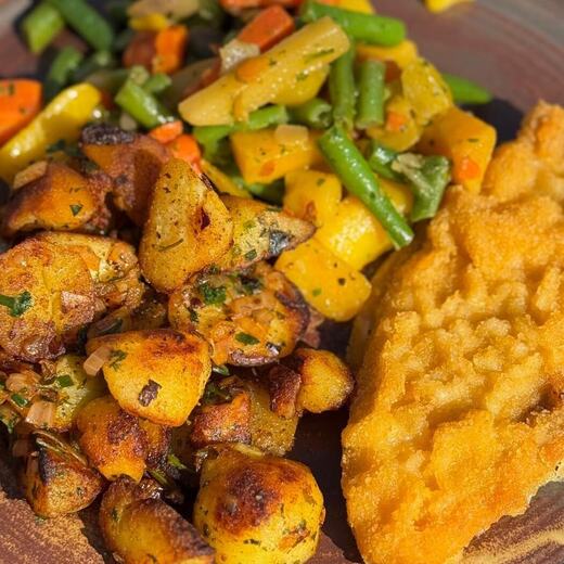 Schnitzel mit Bratkartoffeln und Gemüse