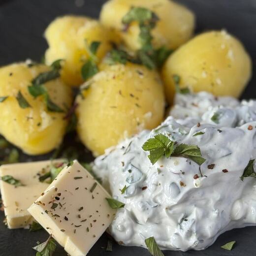 Kartoffeln mit Frühlingskräuter-Quark