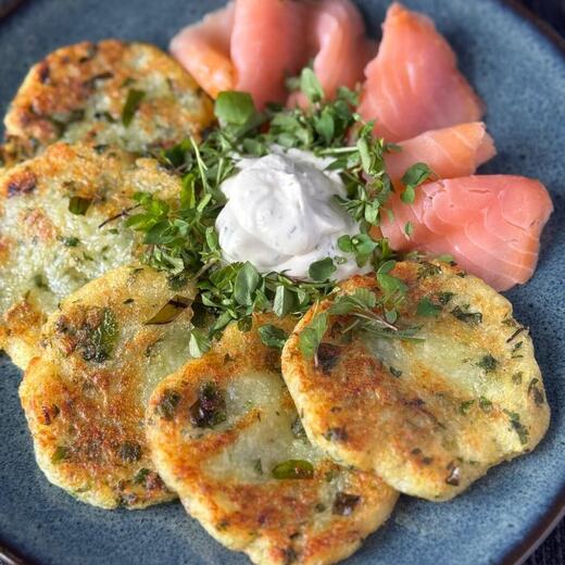 Kartoffeltaler mit Räucherlachs und Wildkräutern