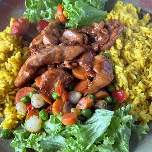 Curry-Reis mit Butter, Hähnchenstreifen im Teriyaki-Style und buntes Gemüse