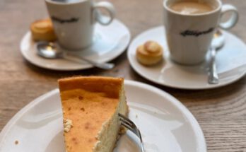 Quarkkuchen dazu 2 Kaffeetassen