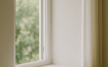 Notizbuch liegt auf dem Fenster